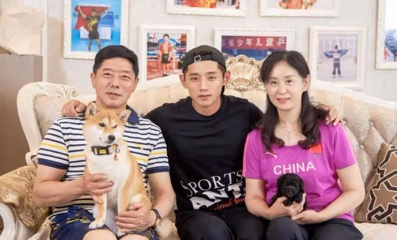 張繼科全家福曝光！媽媽穿印花裙優雅又好看，兒子的身材還不如爸爸