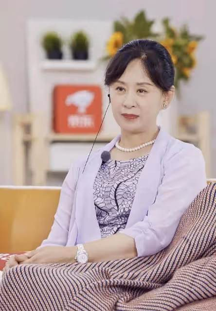 張繼科全家福曝光！媽媽穿印花裙優雅又好看，兒子的身材還不如爸爸