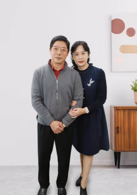 張繼科全家福曝光！媽媽穿印花裙優雅又好看，兒子的身材還不如爸爸