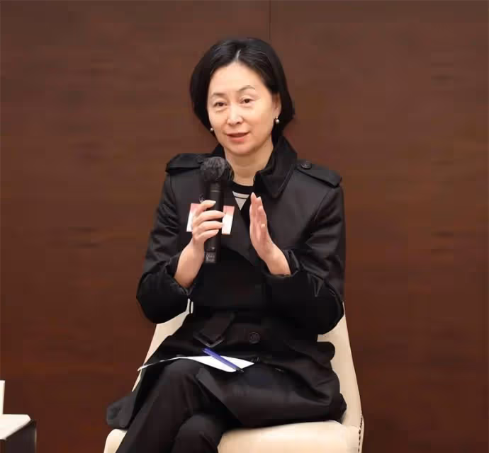 看了何超瓊60歲的打扮，才明白：普通的衣服，長裙，短髮，優雅的晚年