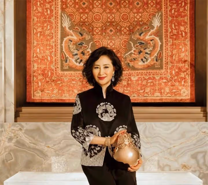 看了何超瓊60歲的打扮，才明白：普通的衣服，長裙，短髮，優雅的晚年
