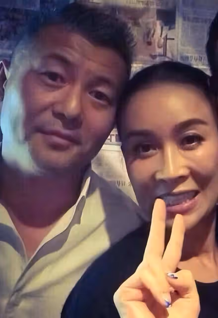 那英夫婦很般配，她雙手插兜走路像老闆娘，豪門老公像保安