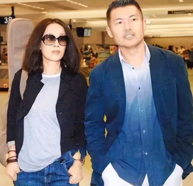 那英夫婦很般配，她雙手插兜走路像老闆娘，豪門老公像保安