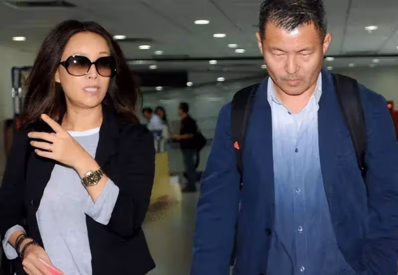 那英夫婦很般配，她雙手插兜走路像老闆娘，豪門老公像保安