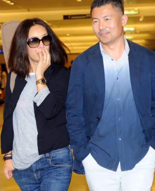 那英夫婦很般配，她雙手插兜走路像老闆娘，豪門老公像保安