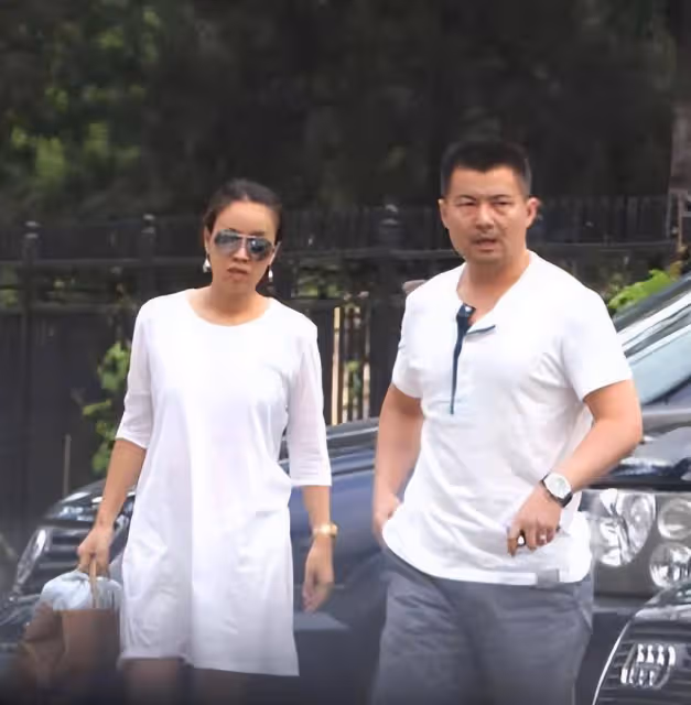 那英夫婦很般配，她雙手插兜走路像老闆娘，豪門老公像保安