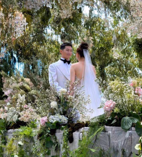 竇驍婚紗被吐槽，站內照片被罵像服務員，頭上的配飾像礦泉水桶