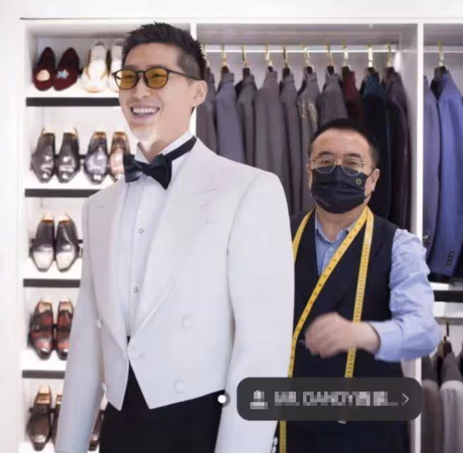 竇驍婚紗被吐槽，站內照片被罵像服務員，頭上的配飾像礦泉水桶