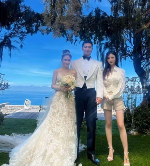 竇驍婚紗被吐槽，站內照片被罵像服務員，頭上的配飾像礦泉水桶