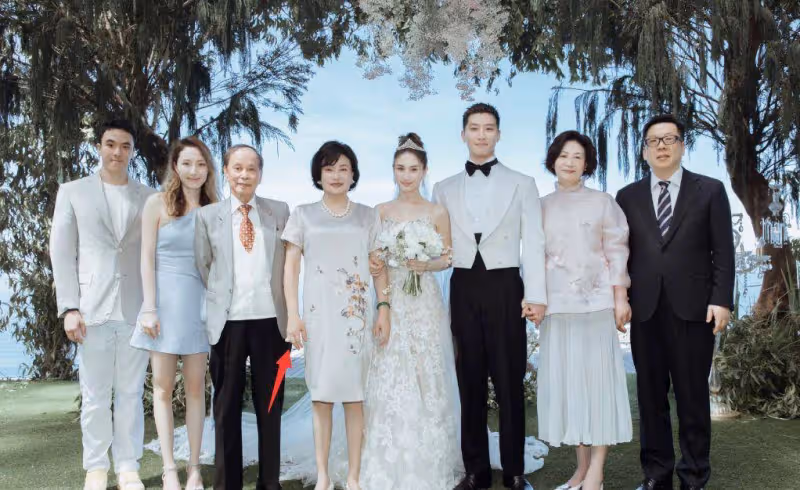 竇驍婚紗被吐槽，站內照片被罵像服務員，頭上的配飾像礦泉水桶