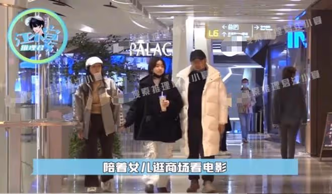 徐崢一家三口罕同框!14歲女兒高大變胖酷似爸爸,陶虹素顏顯憔悴