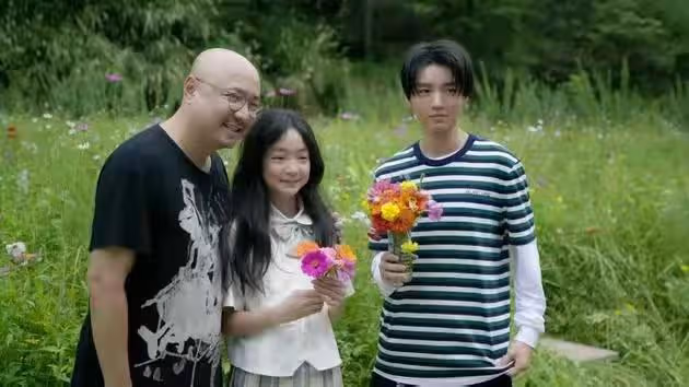 徐崢一家三口罕同框!14歲女兒高大變胖酷似爸爸,陶虹素顏顯憔悴