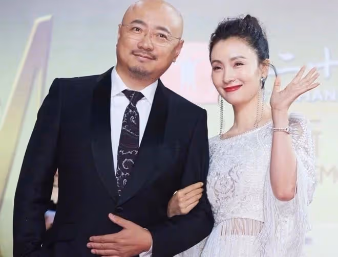 徐崢一家三口罕同框!14歲女兒高大變胖酷似爸爸,陶虹素顏顯憔悴