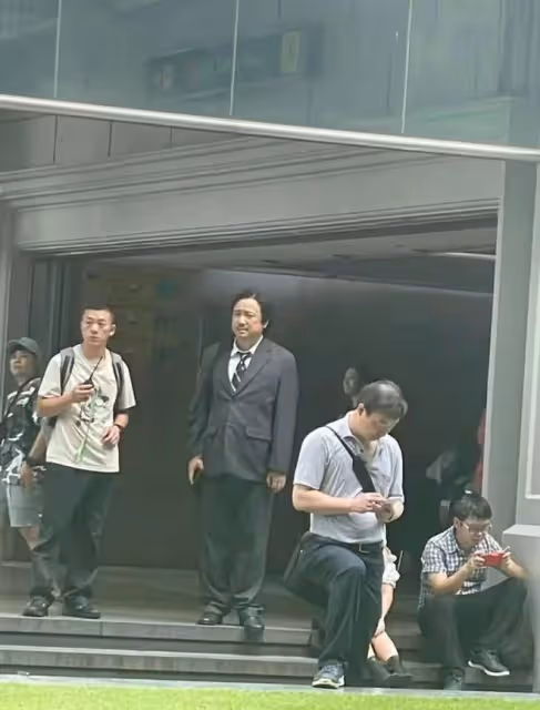 徐崢一家三口罕同框!14歲女兒高大變胖酷似爸爸,陶虹素顏顯憔悴