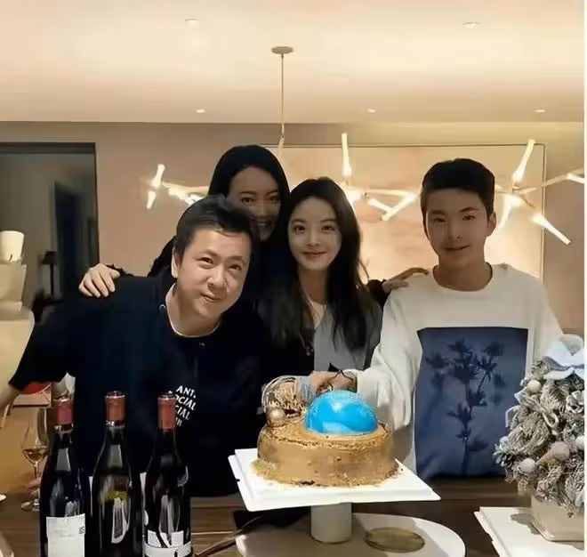王中磊17歲兒子顏值逆襲變帥哥!高大健壯似爸,讀紐約名校成學霸