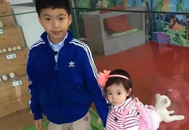 王中磊17歲兒子顏值逆襲變帥哥!高大健壯似爸,讀紐約名校成學霸