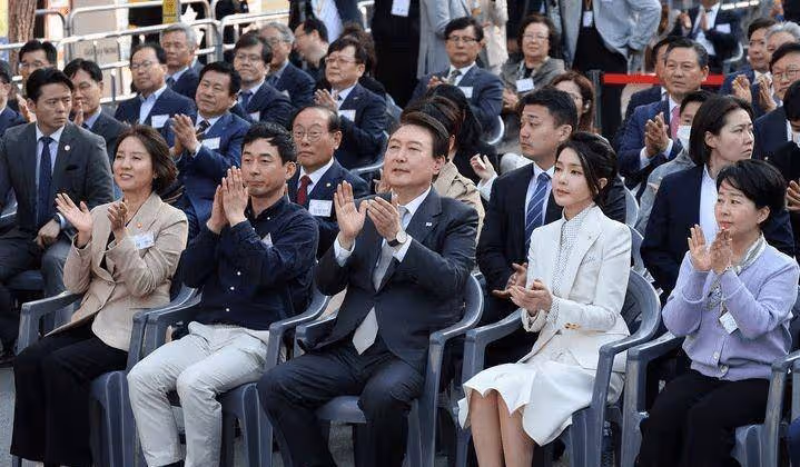 被韓國太太美化了！穿著純白的辮子西裝，抹著鼻子像個小姑娘