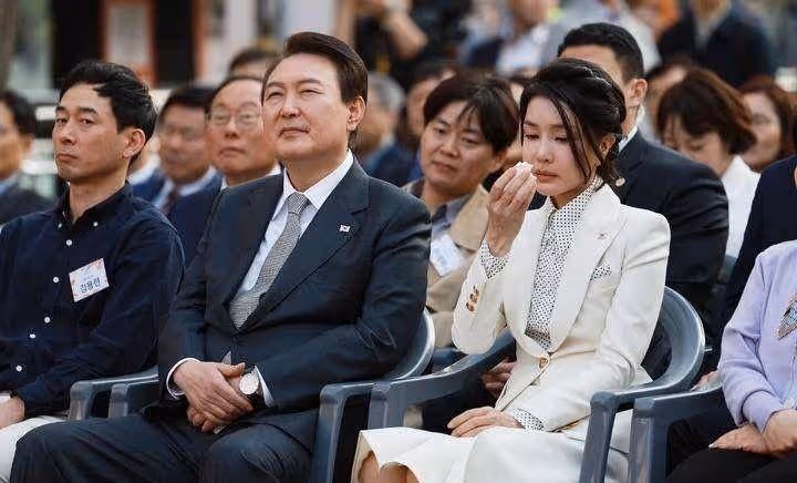 被韓國太太美化了！穿著純白的辮子西裝，抹著鼻子像個小姑娘
