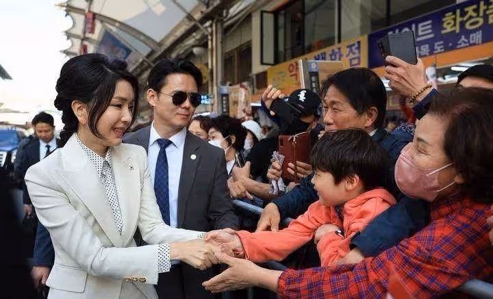 被韓國太太美化了！穿著純白的辮子西裝，抹著鼻子像個小姑娘