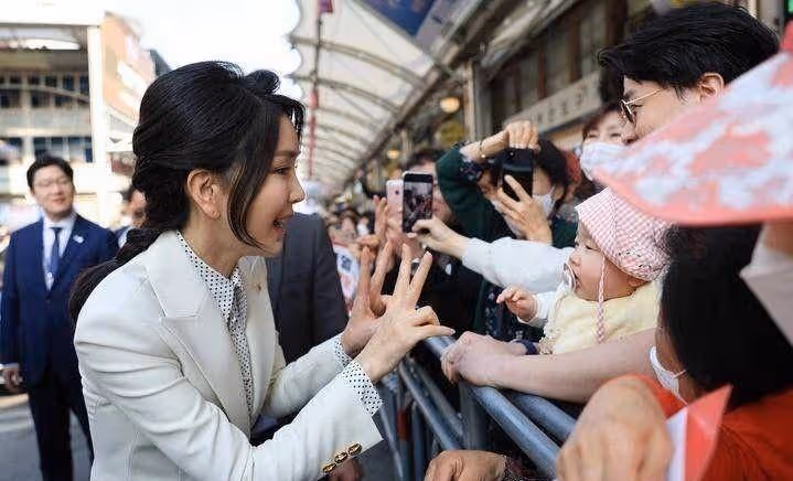 被韓國太太美化了！穿著純白的辮子西裝，抹著鼻子像個小姑娘