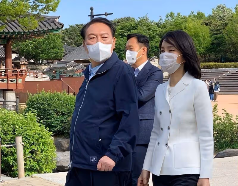 被韓國太太美化了！穿著純白的辮子西裝，抹著鼻子像個小姑娘