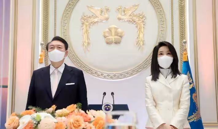 被韓國太太美化了！穿著純白的辮子西裝，抹著鼻子像個小姑娘