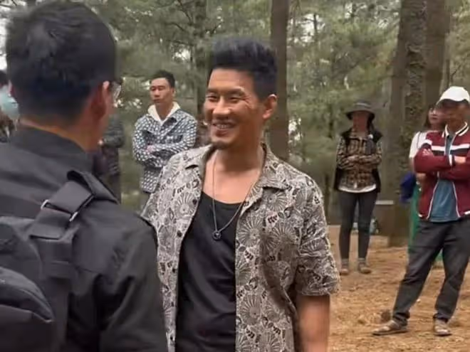 演員嘎子:拍戲全身都被曬傷,要求劇組加片酬,被拒絕後憤怒離場
