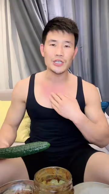 演員嘎子:拍戲全身都被曬傷,要求劇組加片酬,被拒絕後憤怒離場