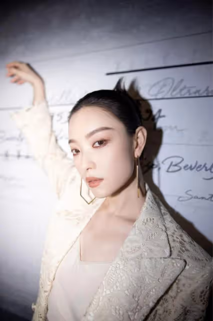 GUCCI紅毯「殺」瘋了：肖戰露長腿，惠英紅親吻宋佳，舒淇驚艷