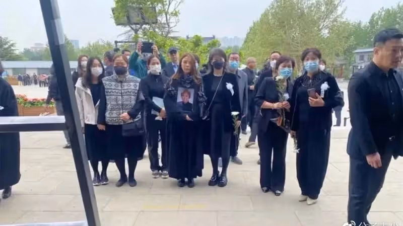 朱迅手捧遺像送別亡母！從小對朱迅不管不問，女兒患癌期間將其拋棄