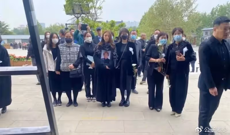 朱迅手捧遺像送別亡母!從小對朱迅不管不問,女兒患癌期間將其拋棄