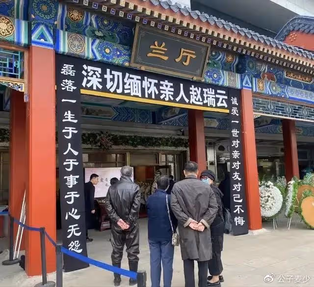 朱迅手捧遺像送別亡母!從小對朱迅不管不問,女兒患癌期間將其拋棄