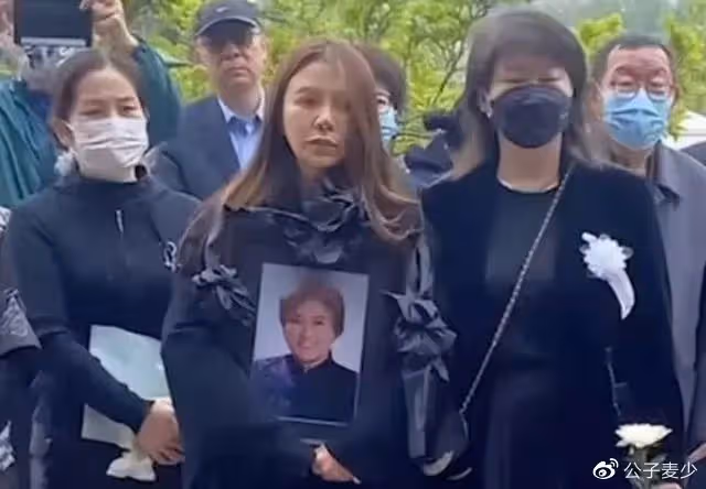 朱迅手捧遺像送別亡母!從小對朱迅不管不問,女兒患癌期間將其拋棄