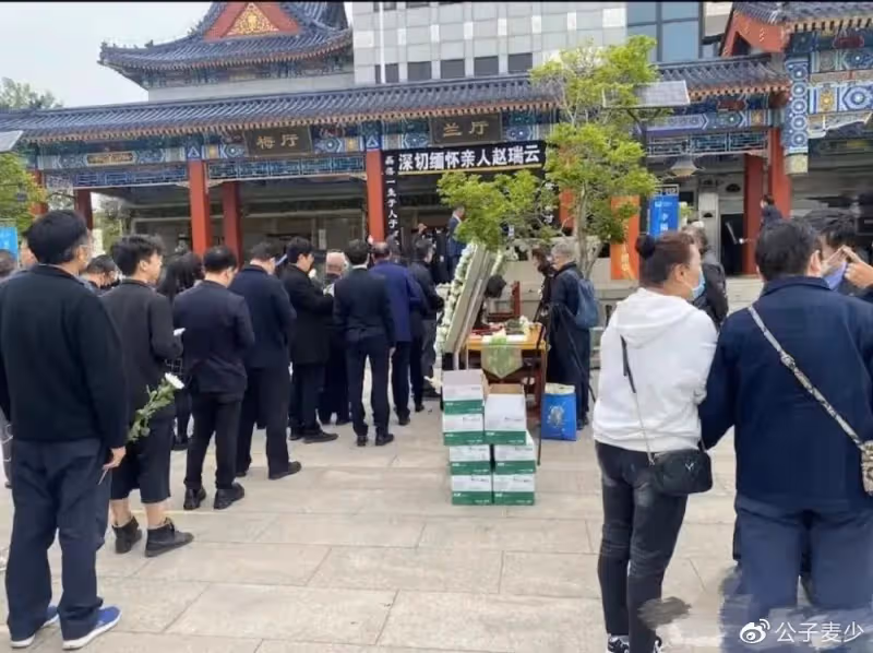 朱迅手捧遺像送別亡母!從小對朱迅不管不問,女兒患癌期間將其拋棄