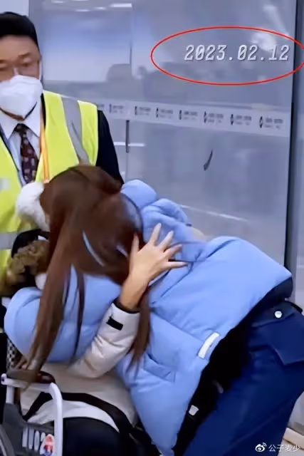朱迅手捧遺像送別亡母!從小對朱迅不管不問,女兒患癌期間將其拋棄
