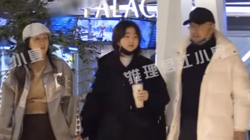 徐崢一家三口看電影，陶虹樸素臃腫似路人，女兒正臉罕見曝光像爸爸