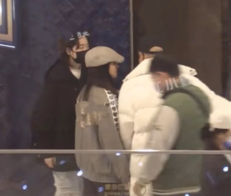 徐崢一家三口看電影,陶虹樸素臃腫似路人,女兒正臉罕見曝光像爸爸
