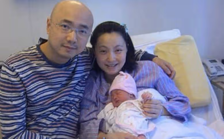 徐崢一家三口看電影,陶虹樸素臃腫似路人,女兒正臉罕見曝光像爸爸