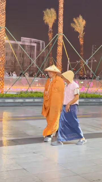 徐崢一家三口看電影,陶虹樸素臃腫似路人,女兒正臉罕見曝光像爸爸