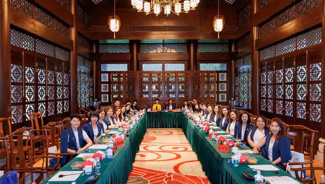 鄺美雲率香港女企業家到內地交流!60歲氣質好,身家過億單身多年