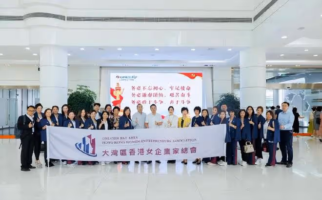 鄺美雲率香港女企業家到內地交流!60歲氣質好,身家過億單身多年