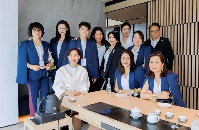 鄺美雲率香港女企業家到內地交流!60歲氣質好,身家過億單身多年