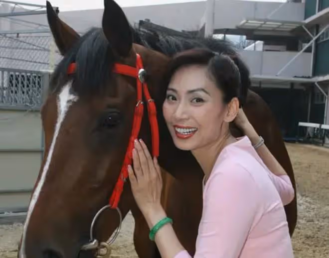 鄺美雲率香港女企業家到內地交流!60歲氣質好,身家過億單身多年