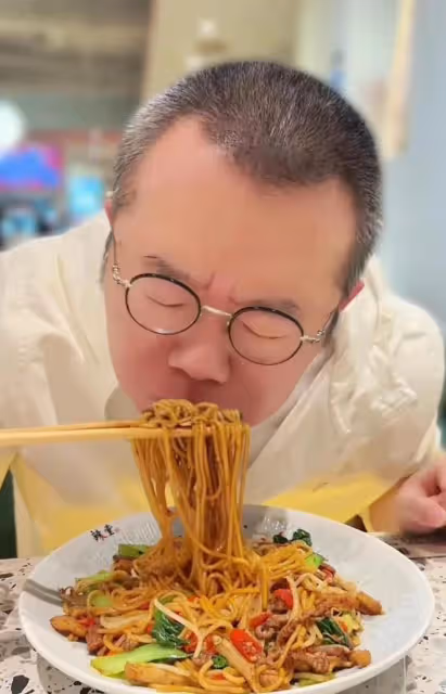知名情感主持人塗磊批評機場賣的麵條太貴,老闆:嫌太貴就不要吃