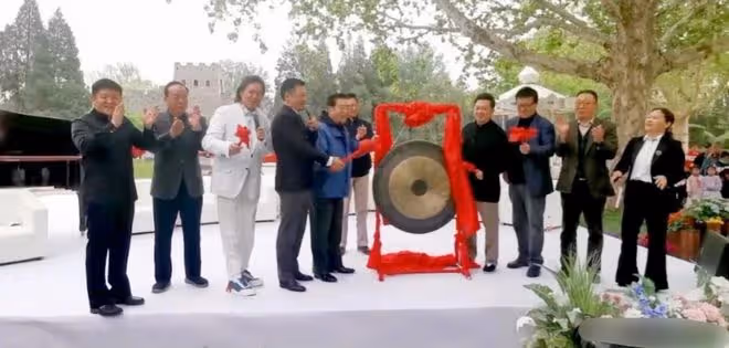 84歲李雙江出席活動身材佝僂,走路不穩直打晃,妻子疑攜兒子出國