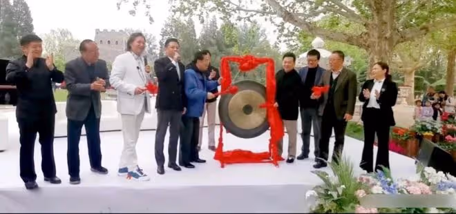 84歲李雙江出席活動身材佝僂,走路不穩直打晃,妻子疑攜兒子出國