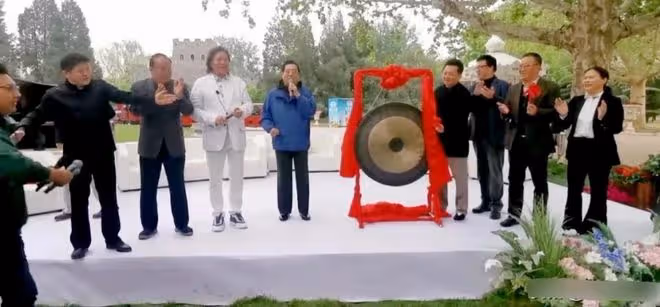 84歲李雙江出席活動身材佝僂,走路不穩直打晃,妻子疑攜兒子出國