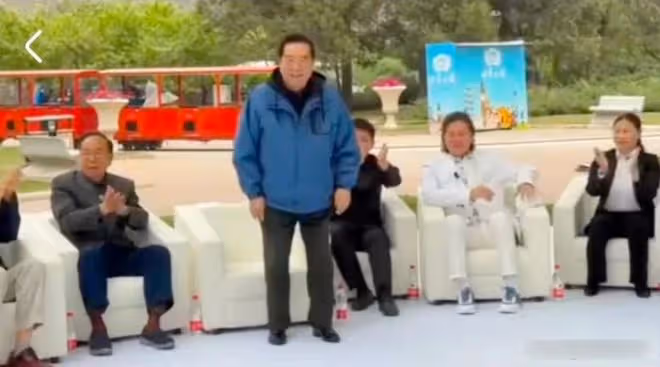 84歲李雙江出席活動身材佝僂,走路不穩直打晃,妻子疑攜兒子出國
