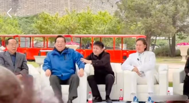 84歲李雙江出席活動身材佝僂,走路不穩直打晃,妻子疑攜兒子出國