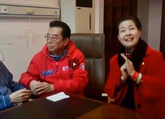 84歲李雙江出席活動身材佝僂,走路不穩直打晃,妻子疑攜兒子出國